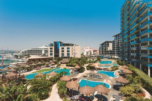 2 Bed Apt in Ocean Village with Pools Jacuzzi Rock Views