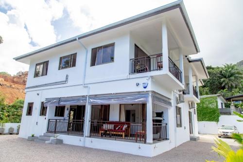 2-Bed Apt Sleeps 4 near Beau Vallon Beach