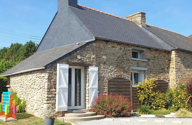 2 Bed Cottage Sleeps 4 with Pool and Pet Friendly