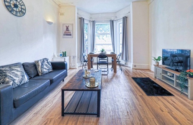2 Bed Flat In Heart Of Kilburn With Extra Bed Suitable for 6 People