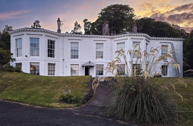 2 Bed Flat - Sleeps 4 - Pets - Parking - Wifi