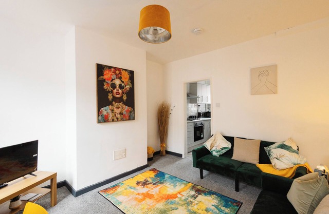 2 Bed Home near Airport with 6 Separate Beds, Parking, Netflix and a garden.