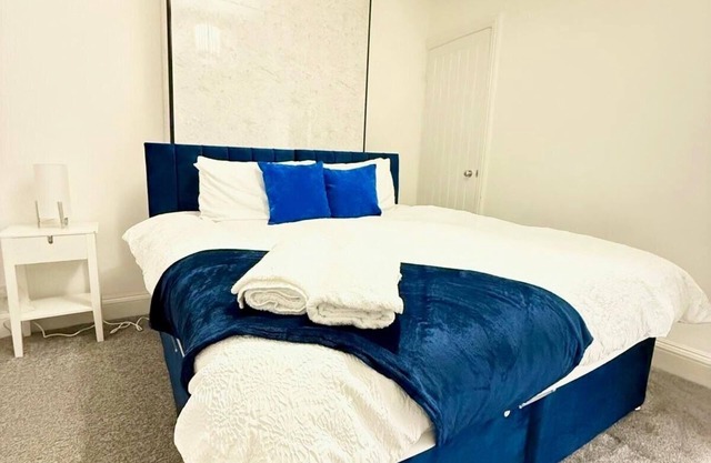 2 Bed House - Sleeps 5 - Garden - Parking - Wifi