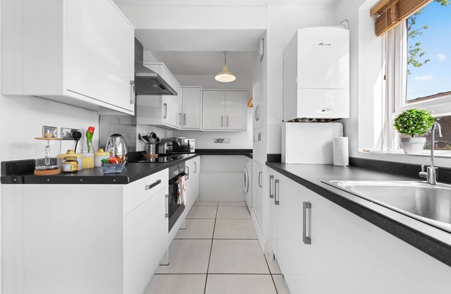 2 BED MODERN APARTMENT IN SW LONDON WITH FREE PARKING AND PRIVATE GARDEN