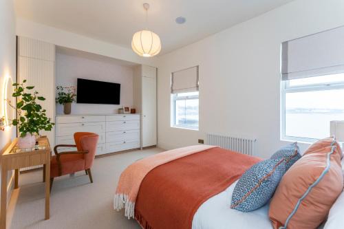 2-Bed - Sleeps 6 - Seafront View with Free Parking