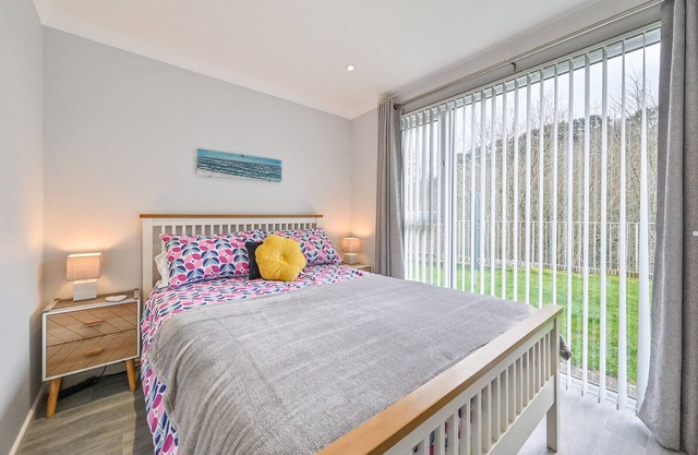 2 Bed Villa Sleeps 4 - Wifi, Garden, Sea Views