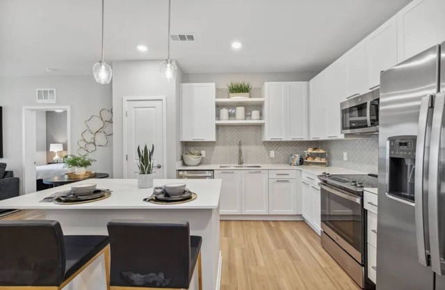 2 bedroom 2 bathroom 7 to 10 miles from the beach, sports arena and downtown