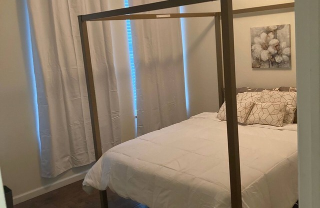 2 Bedroom; 30 Day Min; Must Email ID to Confirm stay; Professionals Only