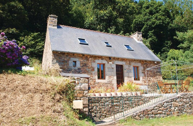 2 bedroom accommodation in Lezardrieux