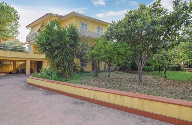 2 bedroom accommodation in Fontane Bianche