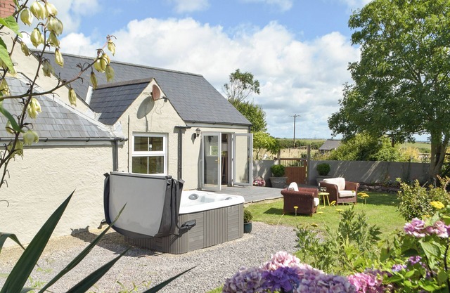 2 bedroom accommodation in Stackpole