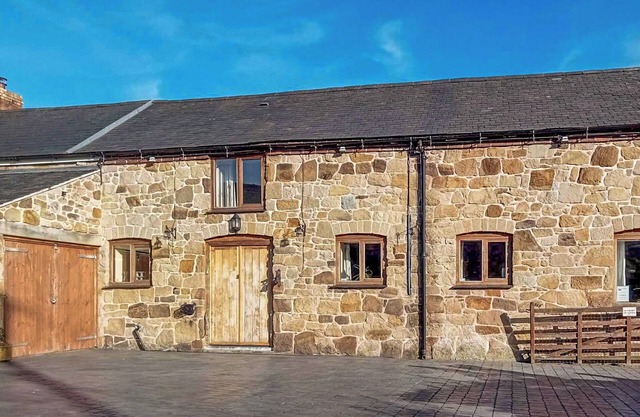 2 bedroom accommodation in Maesbury Marsh, near Oswestry