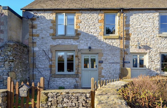 2 bedroom accommodation in Great Longstone, near Bakewell