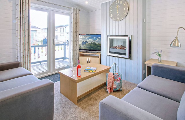 2 bedroom accommodation in Milford-on-Sea, Nr Lymington