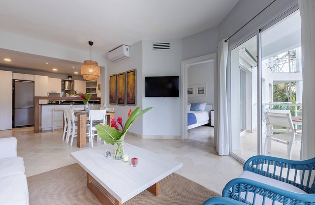 2-bedroom apartment beachfront premium residence with fitness room, AC, WiFi