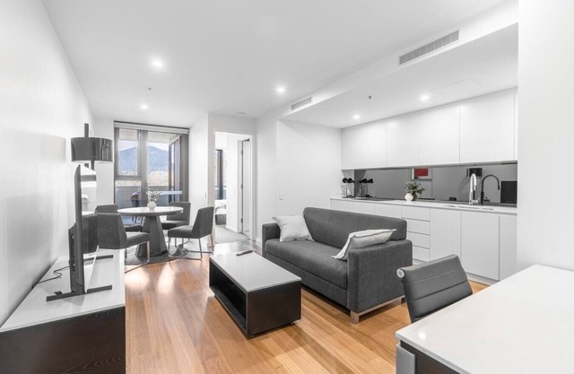 2 bedroom apartment 1 min walk to Canberra Centre