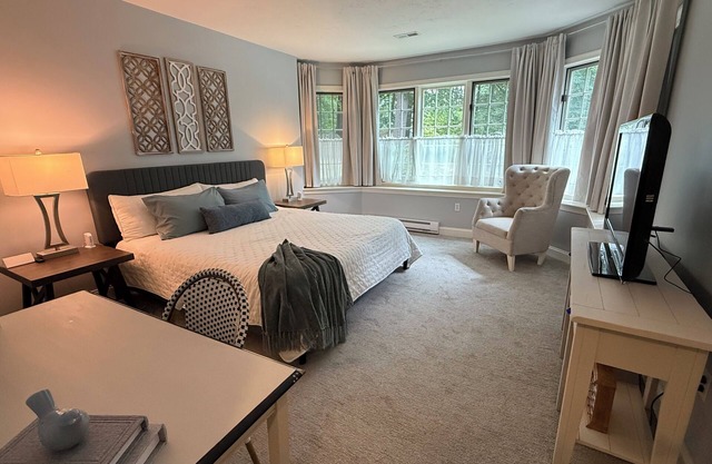 2-bedroom apartment in welcoming Hopkinton with Full Kitchen, Laundry, Patio