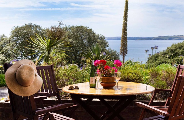 2 bedroom apartment (max 4 people), fabulous sea views