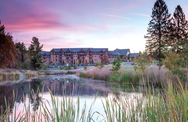 2 Bedroom Condo w/Kitchen, Sleeps 8, Glacier Canyon Lodge, w/Waterpark Passes!