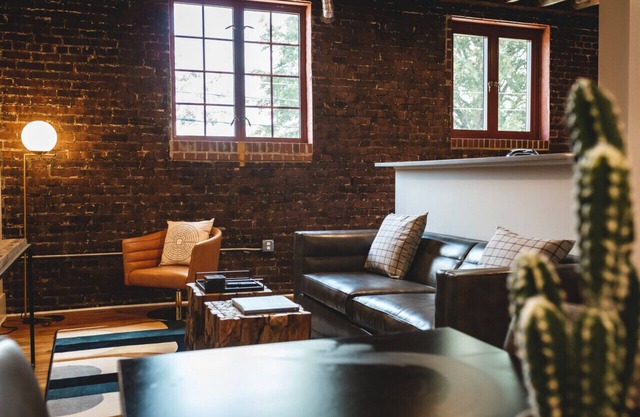 2 Bedroom Downtown Elkin, Historic Renovated Loft, Rooftop Deck, near Vineyards