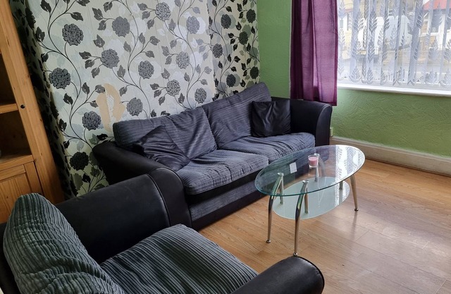 2 bedroom ENTIRE HOUSE with private garden!