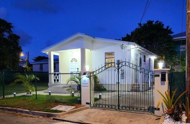 2 Bedroom Garden Oasis near Beach, Airport, Nightlife