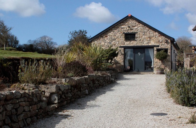 2 Bedroom Holiday Home - with Hot Tub & EV Charger