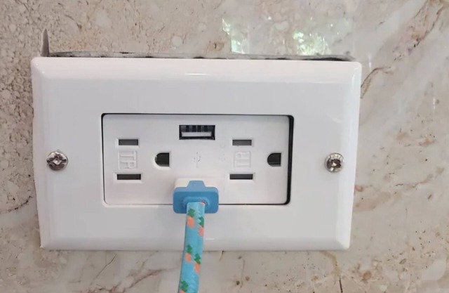 2-bedroom house in lovely Tela with WiFi, AC. Walk to coffee shops, restaurants.