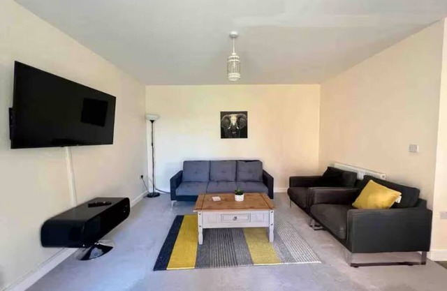 2 Bedroom House in Quiet Neighbourhood, Conveniently Located- 2 Parking Spaces