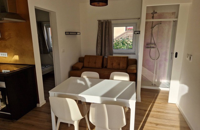 2-bedroom house, kitchen, sauna, wi-fi, TV, terrace, firepit, garden, parking.n
