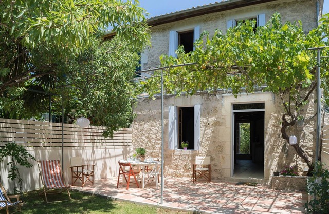 2-bedroom house, sleeps up to 8, private garden & parking, 70 m. from the beach