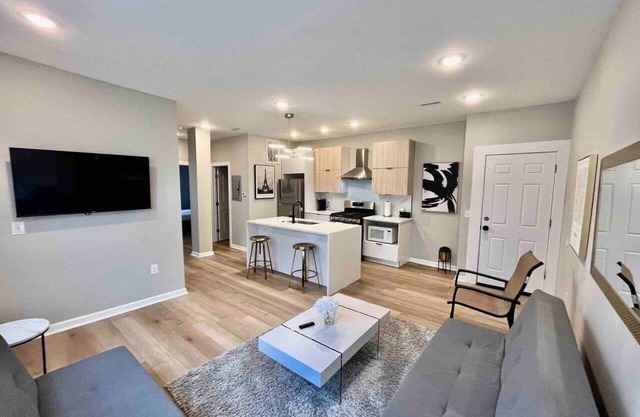 2 bedroom, kitchen 1block to beach ,parking.unit 8