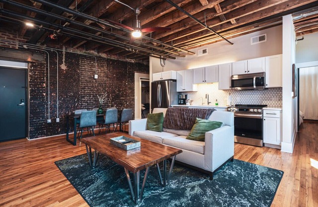 2 Bedroom Loft, Renovated Historic building Downtown Elkin, near Vineyards