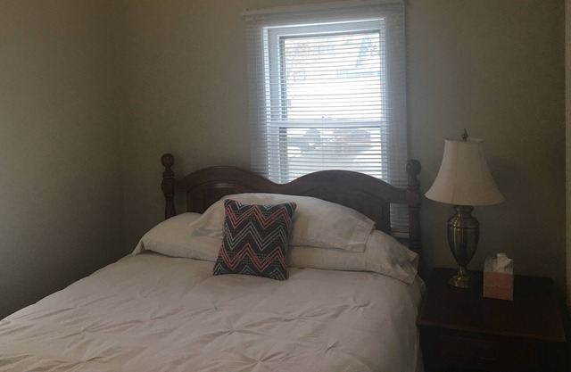 2 BEDROOM MINUTES TO DOWNTOWN