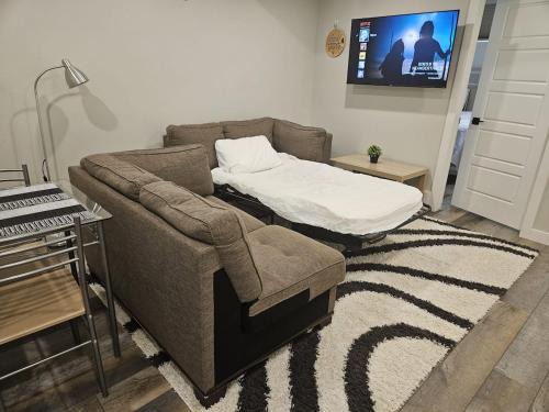 2-bedroom private entrance suite with full kitchen