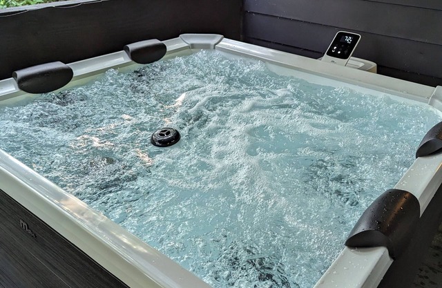 2 Bedroom, Sleeps 8-10, close to Penn State, Stadium and Downtown! HOT TUB!