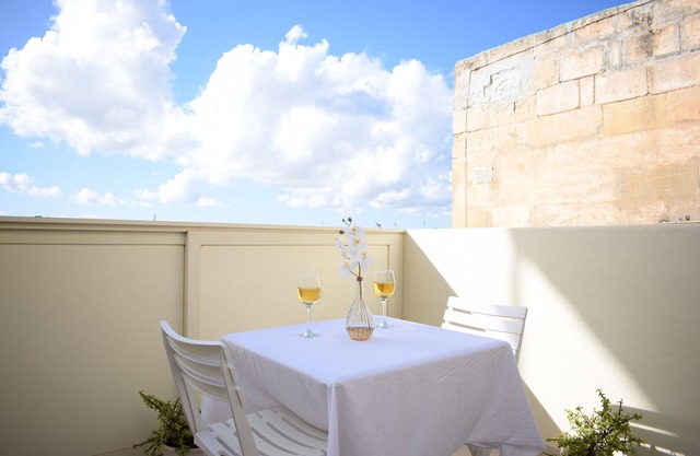 2-bedroom townhome with AC and 3 Terraces in lovely Cospicua