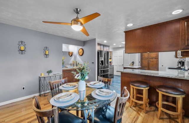 2 Bedrooms, Private Hot Tub, Media Room, Dog friendly with Yard Space.