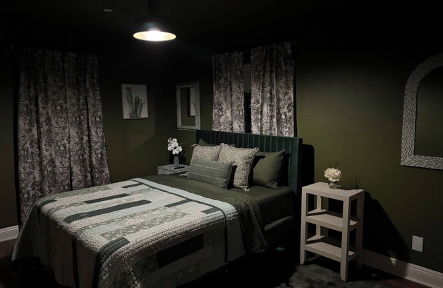 2 Big Houses. 10 Bedrooms 6 baths Duplex