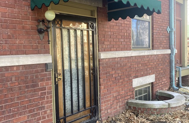 2 BR Apt in Historic Mansion, Off-St Parking, Level 2 EV Chrgr, 1 mi to T-Mobile