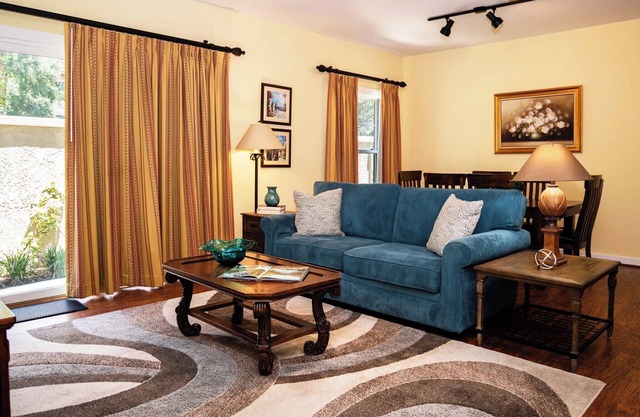 2-BR large private fenced courtyard-close to entrance & pool/hot tub