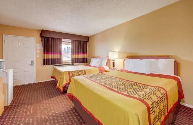 2 Budget Friendly Rooms, Scottish Inns, Near Southern Oregon University