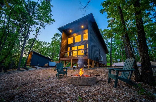 2 Cabins, Hot Tub, 3 mi to BNR