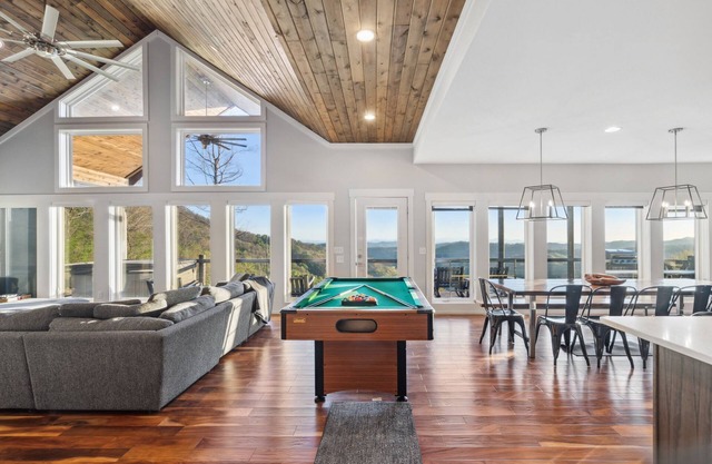 2 Cabins & Views for Miles~ Hot Tubs~ Pool Table