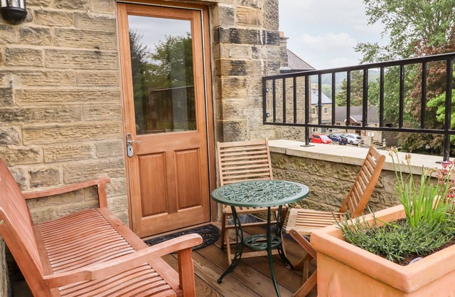 2 CHEWS COTTAGE, family friendly, with a garden in Pateley Bridge