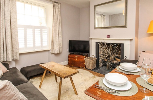 2 COLLITON TOWN HOUSE, pet friendly, with a garden in Dorchester
