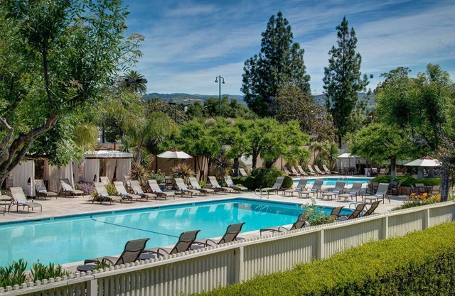 2 Comfortable Suites with Full Kitchen! Pool, Onsite Golf Course & Tennis Courts