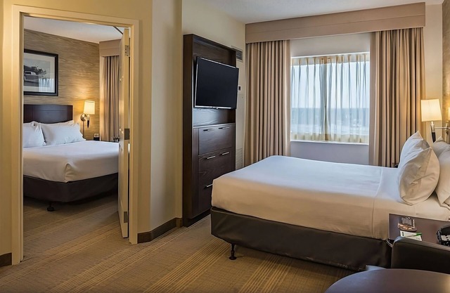 2 Comfortable Units, Complimentary Airport Shuttle, Pets Allowed!