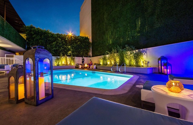 2 Connecting Suites at a 4⭐️ Hotel