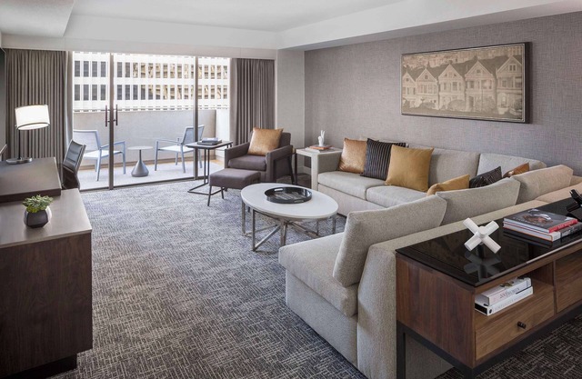 2 Connecting Suites at a 4⭐️ Hotel